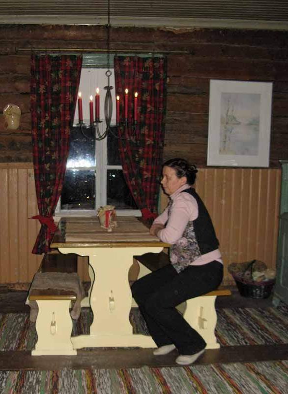 Jouluna voi olla vähän joutilaanakin, tai suunnitella aivan pikkuisen jo tuvan tulevia pintaratkaisuja