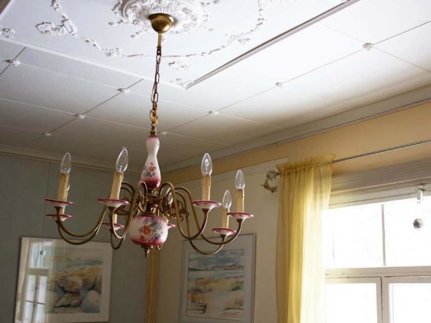 Koristeita keltaisen salin kattoon