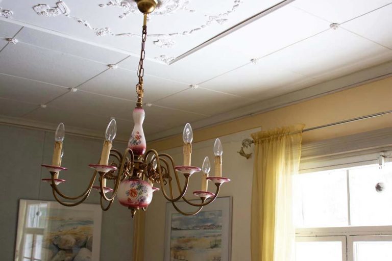 Koristeita keltaisen salin kattoon