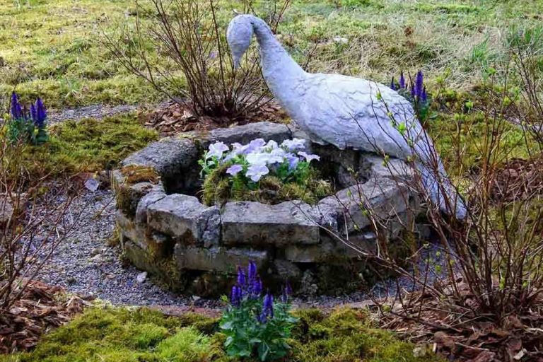 Koristekaivo ja betonisomistuksia pihaan