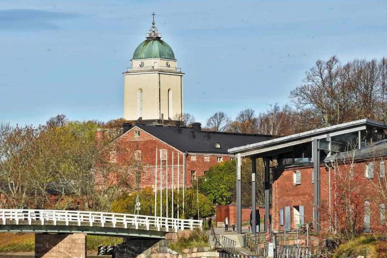 Susisaaren ja Ison Mustasaaren välinen silta, taustalla Suomenlinnan kirkko