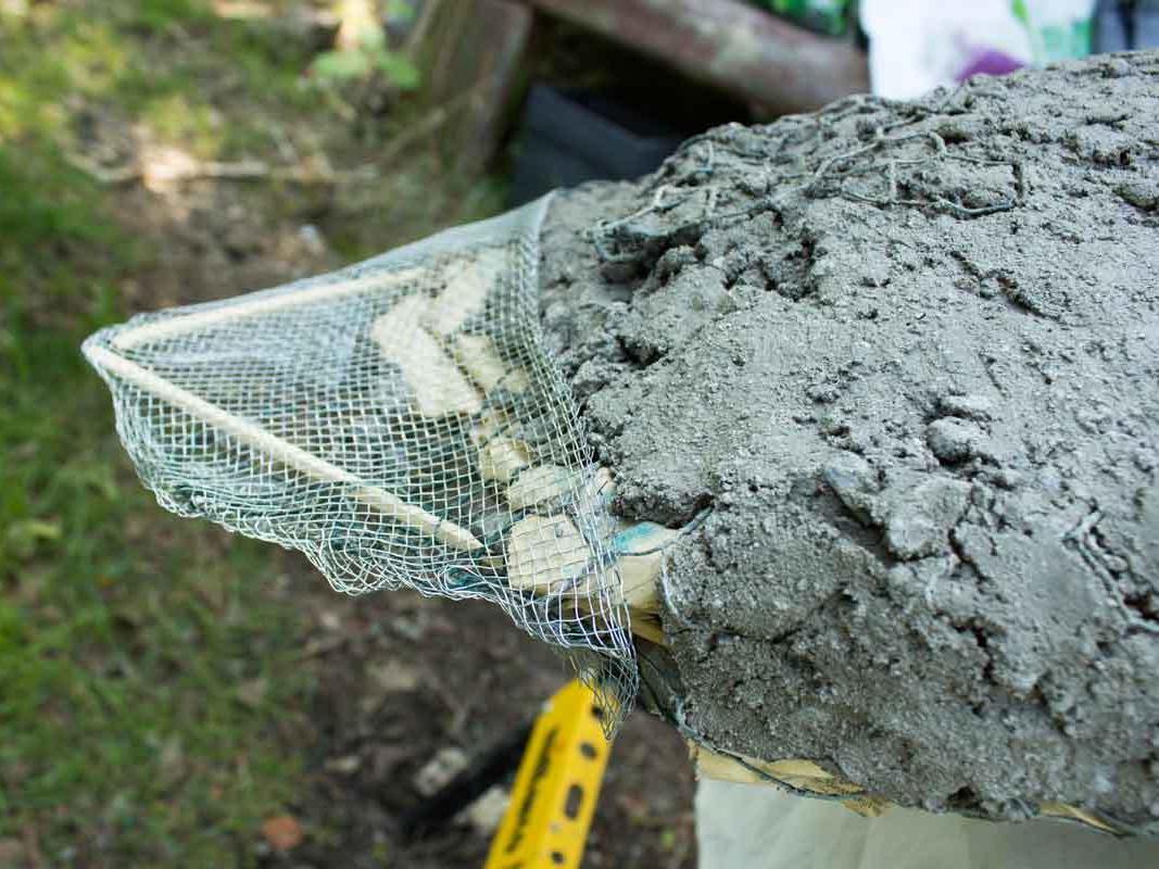 Pyrstöön täytyi tehdä lisätukea, että betonimassa pysyisi sen päällä