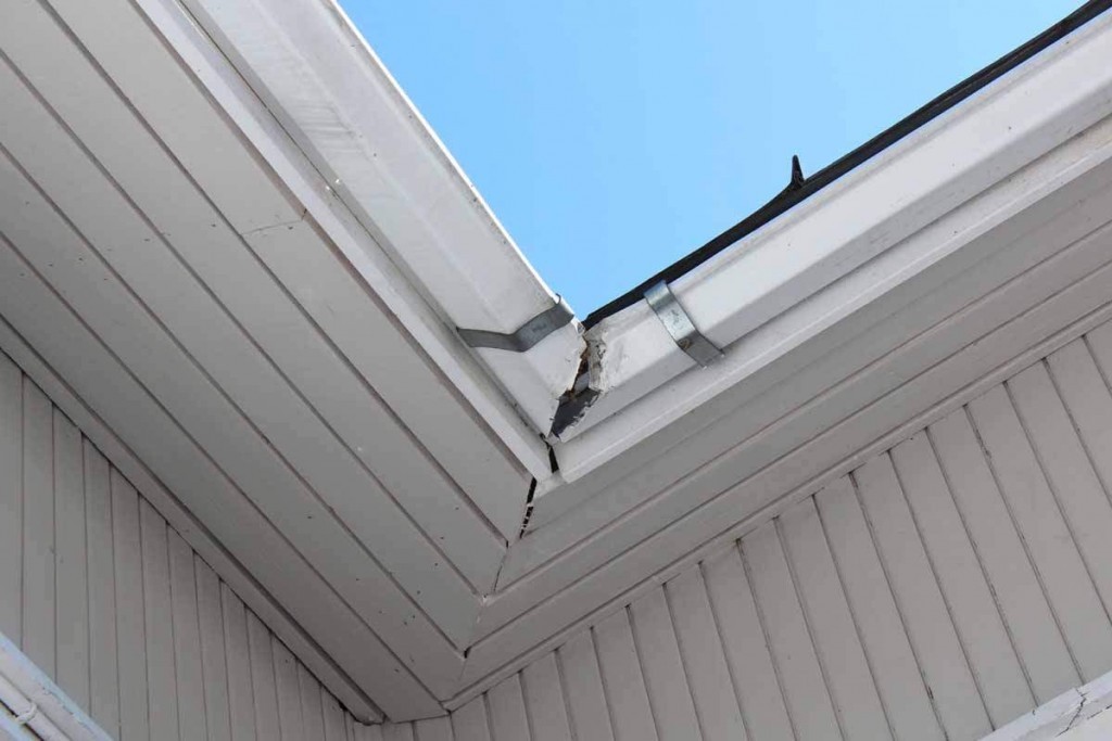 Rannien-kulmat-repsottivat Rännien kulmat repsottivat ja vesi tippui repeytyneistä kulmista