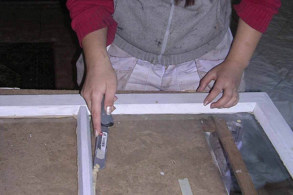 Alapuolelta ulos pursunnut kitti kaavittiin ikkunasta pois